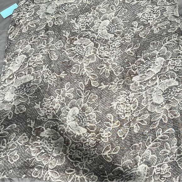 D&Y Grey & White Floral Lace Print Lightweight Infinity Scarf - Picture 3 of 3